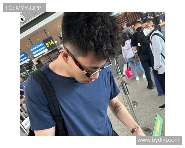 足球明星惊艳现身成都机场引发球迷热烈追捧与合影狂潮