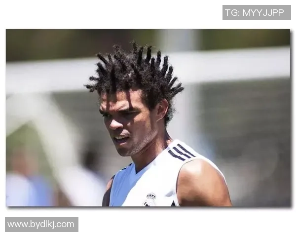 踢足球明星的发型风格解析与时尚潮流趋势探讨 踢足球明星的发型风格解析与时尚潮流趋势探讨